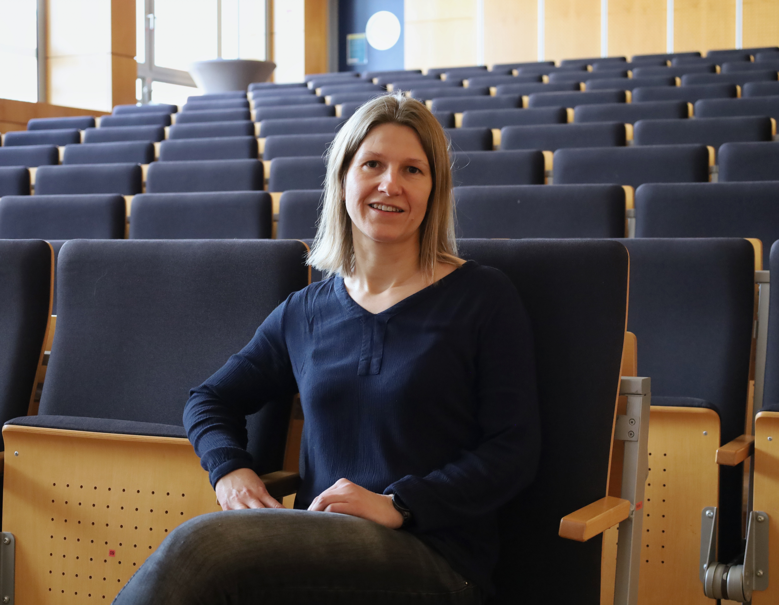 Noch ist der Hörsaal leer, aber Prof. Jeannine Schübel kann es kaum erwarten, ab Oktober die ersten Studierenden in ihren Vorlesungen begrüßen zu dürfen.