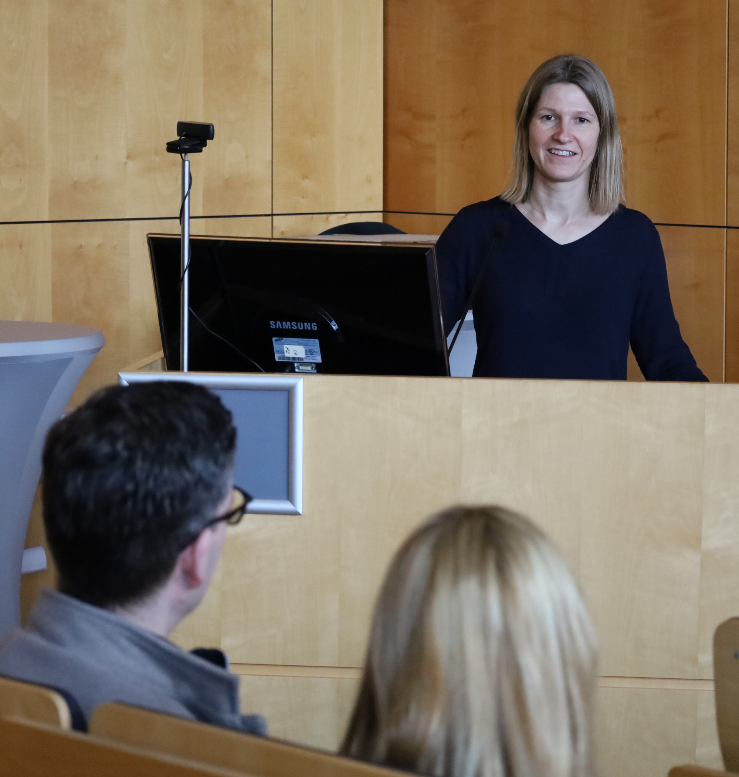 Bald werden hier die ersten Vorlesungen stattfinden: Prof. Dr. Jeannine Schübel am Rednerpult im Hörsaal der Medizinische Universität Lausitz - Carl Thiem.